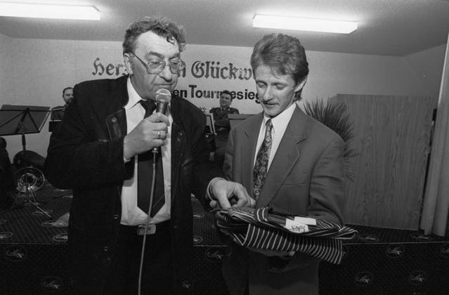 Jens Weißflug 10 01 1996,Oberwiesenthal, Markt, Thousands welcomed the exceptional ski jumper Jans Weißflog on the market after the victorious conclusion of the Four Hills Tournament, then celebrated in the Hotel 4 Jahreszeiten with prominent guests Including his wife Nicola and sons Daniel and Niklas