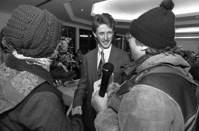 Jens Weißflug 10 01 1996,Oberwiesenthal, Markt, Thousands welcomed the exceptional ski jumper Jans Weißflog on the market after the victorious conclusion of the Four Hills Tournament, afterwards they celebrated in the Hotel 4 Jahreszeiten with prominent guests Including his wife Nicola and sons Daniel and Niklas