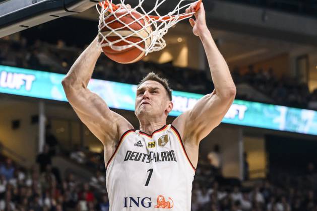 GER, Berlin, DBB, Basketball, Germany vs Japan, Basketball, Uber Arena, 19 07 2024, Laenderspiel, International friendly match men, Johannes Voigtmann D , asserts himself, basket, Copyright: HMBxMedia UwexKoch