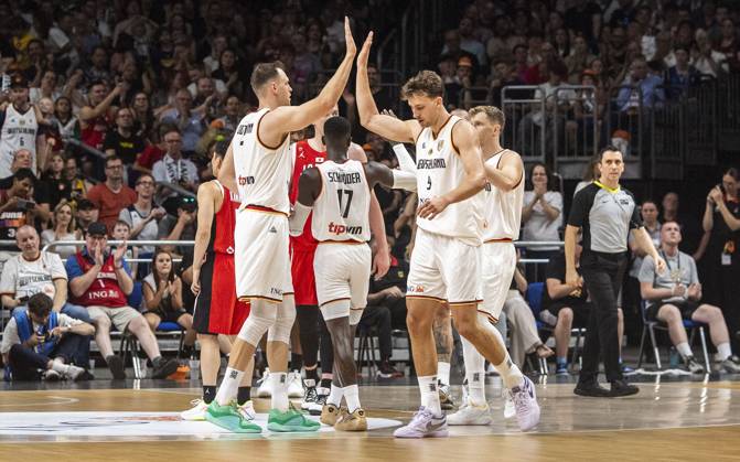 19 07 2024, Basketball, Men, International match, Friendly match, Germany Japan Johannes Voigtmann Germany, left, front and Franz Wagner Germany, right, front clap Berlin Uber Arena Berlin Germany