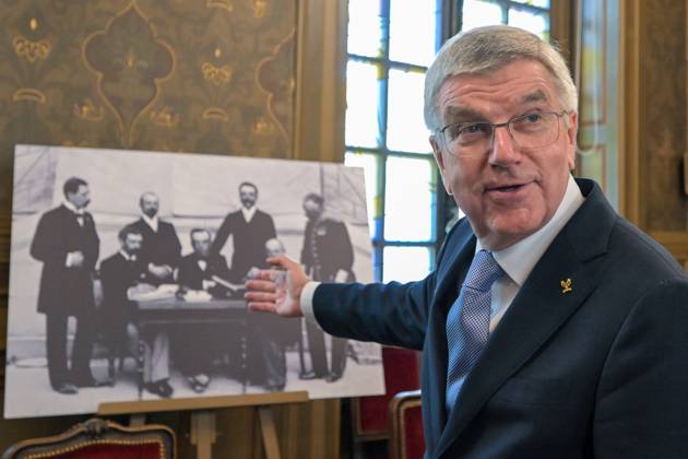 (240720) -- PARIS, July 20, 2024 -- International Olympic Committee (IOC) President Thomas Bach points at a photograph of the first International Olympic Committee members during his visit at the Sorbonne University in Paris, France, July 19, 2024. ( AFP Pool via Xinhua) (SP)FRANCE-PARIS-SORBONNE UNIVERSITY Olympic Games, Olympische Spiele, Olympia, OS IOC-BACH BertrandxGuay