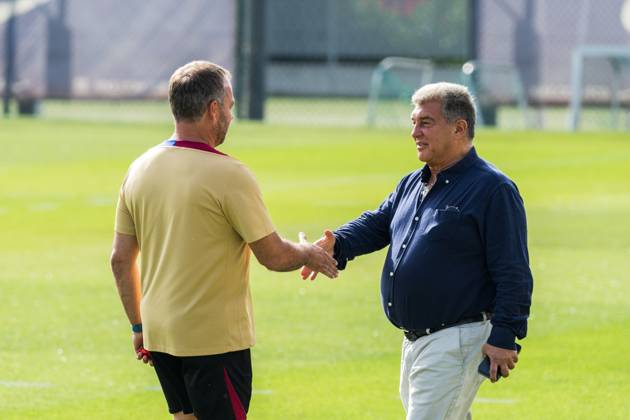 (240720) -- BARCELONA, July 20, 2024 -- FC Barcelona, Barca s head coach Hansi Flick (L) shakes hands with Joan Laporta, President of FC Barcelona, during a training session at the Joan Gamper training ground, near Barcelona, Spain, on July 19, 2024. (Photo by Xinhua) (SP)SPAIN-BARCELONA-FOOTBALL-TRAINING SESSION Joanxgosa