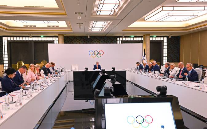 (240720) -- PARIS, July 20, 2024 -- International Olympic Committee (IOC) President Thomas Bach (C) delivers a speech during the IOC Executive Board meeting in Paris, July 20, 2024. ( Reuters Pool via Xinhua) (SP)FRANCE-PARIS Olympic Games, Olympische Spiele, Olympia, OS IOC-EXECUTIVE BOARD MEETING KaixPfaffenbach