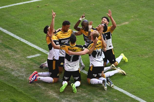 Flamengo e Criciúma campeonato Brasileiro BRASÍLIA, DF - 20.07.2024: FLAMENGO E CRICIÚMA CAMPEONATO BRASILEIRO - Photo, Cricuma goal, player Rodrigo shirt 3. This Saturday (20) Flamengo and Criciúma will compete in the 18th round of the Brazilian championship at the Mané Garrincha stadium in Brasília. (Photo: Ton Molina Fotoarena) x2577333x TonxMolina