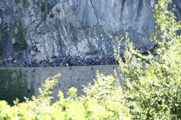 Tour de France 2024 - Stage 20 COL DE LA COUILLOLE, FRANCE - JULY 20 : illustration picture of the peloton during stage 20 of the 111th edition of the Tour de France 2024 cycling race, a stage of 132,8 kms with start in Nice and finish in Col de la Couillole on July 20, 2024 in Col de la Couillole, France, 20 07 2024 Col de la Couillole France Copyright: xJanxDexMeuleneirx