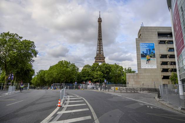 Paris 2024, Olympics, Large police contingent and barriers at the Eiffel Tower
