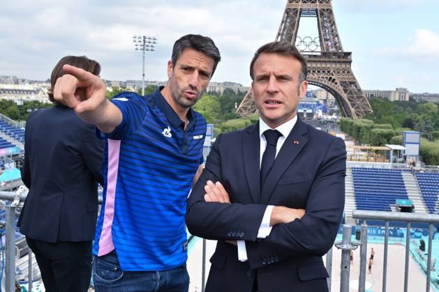 Paris 2024, Beachvolleyball, Emmanuiel Macron visits the beach volleyball court