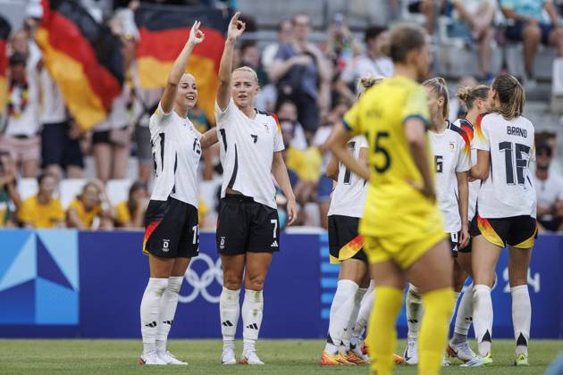 FRA, Paris, Olympic Games Paris 2024, 25 07 2024, football, women, Germany vs. Australia, in Marseille, in the Stade Velodrome, team cheer, goal, goal, cheer, goal celebration, joy, enthusiasm, celebrates, Lea Schüller Germany, 7 heads the ball for the 2 0 goal, Copyright: HMBxMedia StephaniexWunderl