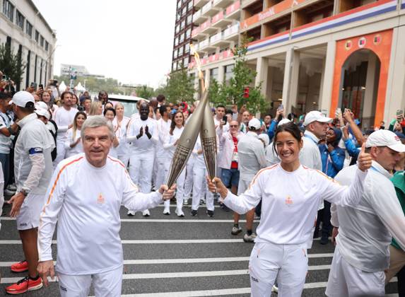 (240726) -- PARIS, July 26, 2024 -- International Olympic Committee (IOC) President Thomas Bach (front, L) and France s handball player Cleopatre Darleux (front, R) take part in the Olympic Village torch relay in the Olympic Village in Paris, France, July 26, 2024. (Photo by POOL Xinhua) (PARIS2024)FRANCE-PARIS Olympic Games, Olympische Spiele, Olympia, OS TORCH RELAY JiaxHaocheng