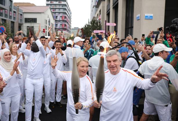 (240726) -- PARIS, July 26, 2024 -- International Olympic Committee (IOC) President Thomas Bach (R) and Chair of the IOC Athletes Commission Emma Terho take part in the Olympic Village torch relay in the Olympic Village in Paris, France, July 26, 2024. (Photo by POOL Xinhua) (PARIS2024)FRANCE-PARIS Olympic Games, Olympische Spiele, Olympia, OS TORCH RELAY JiaxHaocheng