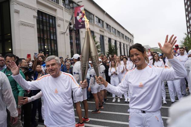 Sport Bilder des Tages (240726) -- PARIS, July 26, 2024 -- International Olympic Committee (IOC) President Thomas Bach (front, L) and France s handball player Cleopatre Darleux (front, R) take part in the Olympic Village torch relay in the Olympic Village in Paris, France, July 26, 2024. (Photo by POOL Xinhua) (PARIS2024)FRANCE-PARIS Olympic Games, Olympische Spiele, Olympia, OS TORCH RELAY DavidxGoldman