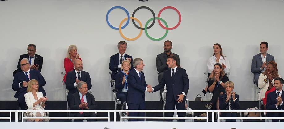 (240726) -- PARIS, July 26, 2024 -- International Olympic Committee (IOC) President Thomas Bach (3nd L, front) shakes hands with French President Emmanuel Macron during the opening ceremony of the Paris 2024 Olympic Games, Olympische Spiele, Olympia, OS in Paris, France, July 26, 2024. (Photo by POOL Xinhua) (PARIS2024) FRANCE-PARIS-OLY-OPENING CEREMONY XuxChang