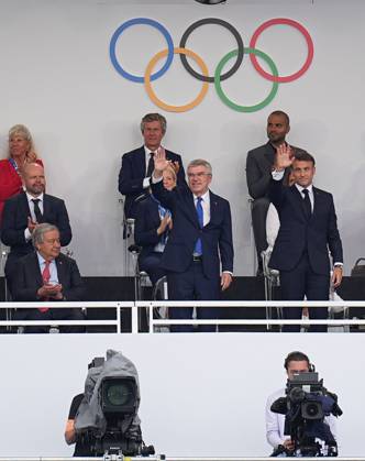 (240726) -- PARIS, July 26, 2024 -- International Olympic Committee (IOC) President Thomas Bach (C, front) and French President Emmanuel Macron (R, front) wave during the opening ceremony of the Paris 2024 Olympic Games, Olympische Spiele, Olympia, OS in Paris, France, July 26, 2024. (Photo by POOL Xinhua) (PARIS2024) FRANCE-PARIS-OLY-OPENING CEREMONY XuxChang