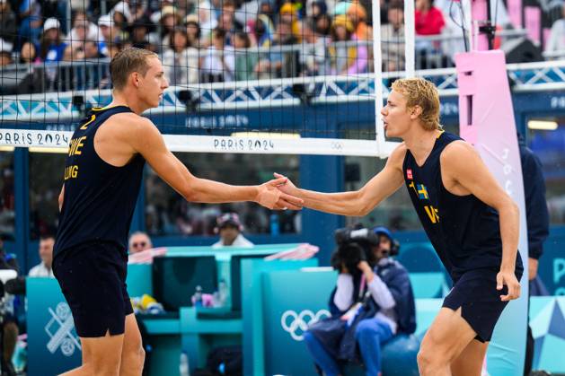 240727 Jonatan Hellvig and David Ahman of Sweden celebrate during the beach volleyball match between Sweden and Australia during day 1 of the Paris 2024 Olympic Games on July 27, 2024 in Paris Photo Ludvig Thunman BILDBYRAN kod LT LT0644 beachvolleyboll beach volleyball sandvolleyball olympic games olympics os ol olympiska spel olympiske leker paris 2024 paris os paris ol 1 bbeng jubel  Copyright: LUDVIGxTHUNMAN BB240727LT074