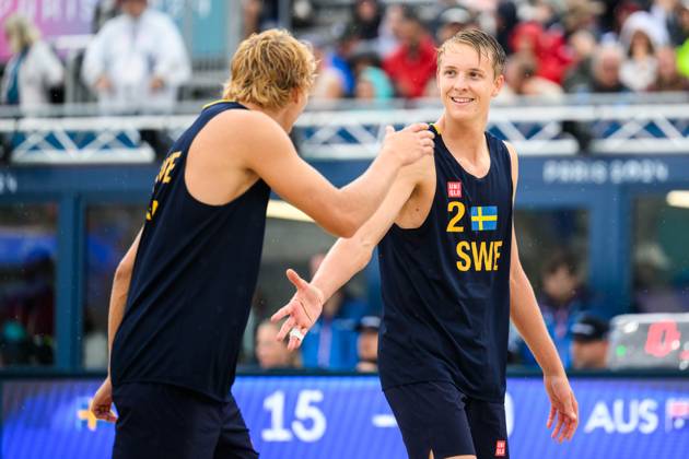 240727 Jonatan Hellvig and David Ahman of Sweden celebrate during the beach volleyball match between Sweden and Australia during day 1 of the Paris 2024 Olympic Games on July 27, 2024 in Paris Photo Ludvig Thunman BILDBYRAN kod LT LT0644 beachvolleyboll beach volleyball sandvolleyball olympic games olympics os ol olympiska spel olympiske leker paris 2024 paris os paris ol 1 bbeng jubel  Copyright: LUDVIGxTHUNMAN BB240727LT075