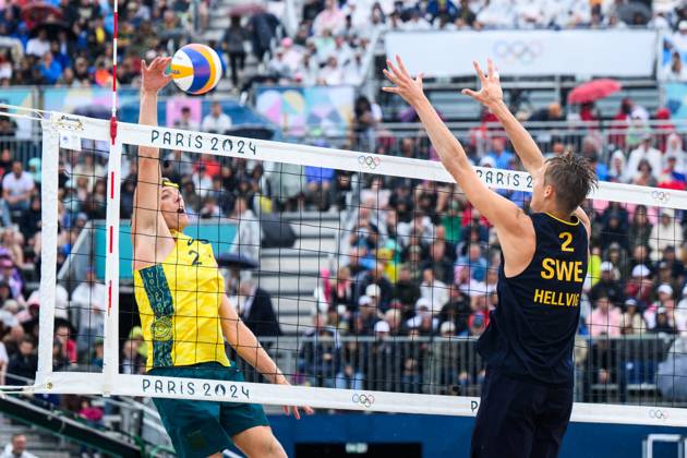 240727 Isaac Carracher of Australia and Jonatan Hellvig of Sweden during the beach volleyball match between Sweden and Australia during day 1 of the Paris 2024 Olympic Games on July 27, 2024 in Paris Photo Ludvig Thunman BILDBYRAN kod LT LT0644 beachvolleyboll beach volleyball sandvolleyball olympic games olympics os ol olympiska spel olympiske leker paris 2024 paris os paris ol 1 bbeng  Copyright: LUDVIGxTHUNMAN BB240727LT077