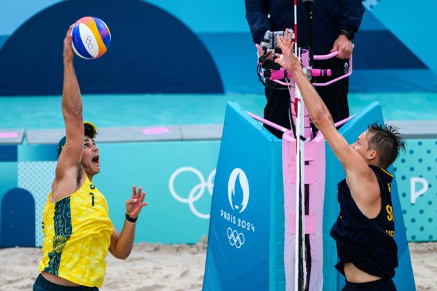 240727 Mark Nicolaidis of Australia and Jonatan Hellvig of Sweden during the beach volleyball match between Sweden and Australia during day 1 of the Paris 2024 Olympic Games on July 27, 2024 in Paris Photo Ludvig Thunman BILDBYRAN kod LT LT0644 beachvolleyboll beach volleyball sandvolleyball olympic games olympics os ol olympiska spel olympiske leker paris 2024 paris os paris ol 1 bbeng  Copyright: LUDVIGxTHUNMAN BB240727LT093