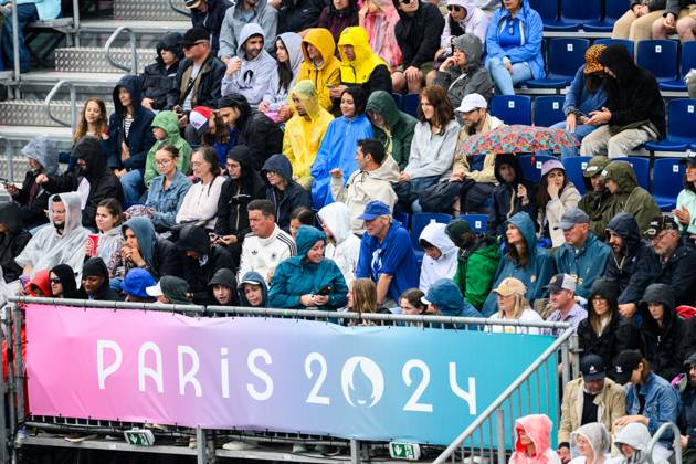 240727 Spectators in the stands during the beach volleyball match between Sweden and Australia during day 1 of the Paris 2024 Olympic Games on July 27, 2024 in Paris Photo Ludvig Thunman BILDBYRAN code LT LT0644 beachvolleyboll beach volleyball sandvolleyball olympic games olympics os ol olympiska spelen olympiske leker paris 2024 paris os paris ol 1 bbeng publik  Copyright: LUDVIGxTHUNMAN BB240727LT094