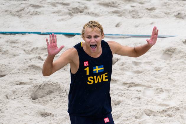 240727 David Ahman of Sweden celebrates during the beach volleyball match between Sweden and Australia during day 1 of the Paris 2024 Olympic Games on July 27, 2024 in Paris Photo Ludvig Thunman BILDBYRAN code LT LT0644 beach volleyball beach volleyball sand volleyball olympic games olympics os ol olympiska spelen olympiske leker paris 2024 paris os paris ol 1 bbeng jubel  Copyright: LUDVIGxTHUNMAN BB240727LT087