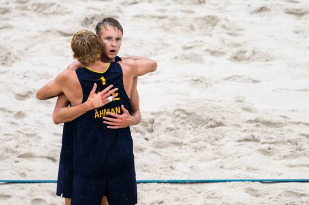 240727 David Ahman and Jonatan Hellvig of Sweden celebrate during the beach volleyball match between Sweden and Australia during day 1 of the Paris 2024 Olympic Games on July 27, 2024 in Paris Photo Ludvig Thunman BILDBYRAN kod LT LT0644 beachvolleyboll beach volleyball sandvolleyball olympic games olympics os ol olympiska spel olympiske leker paris 2024 paris os paris ol 1 bbeng jubel  Copyright: LUDVIGxTHUNMAN BB240727LT091