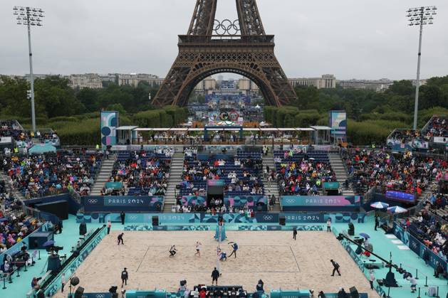 (240727) -- PARIS, July 27, 2024 -- Noslen Diaz Amaro Jorge Luis Alayo Moliner of Cuba and Miles Partain Andrew Benesh of the United States compete during the men s pool D Beach volleyball, Beachvolleyball match between the United States and Cuba at the Paris 2024 Olympic Games, Olympische Spiele, Olympia, OS in Paris, France, on July 27, 2024. Huang Zongzhi) (PARIS2024)FRANCE-PARIS-BEACH VOLLEYBALL-MEN S PRELIMINARY huangzongzhi 