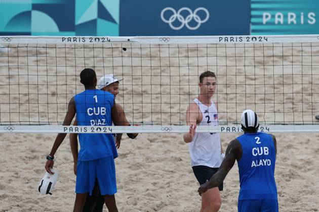 (240727) -- PARIS, July 27, 2024 -- Noslen Diaz Amaro Jorge Luis Alayo Moliner of Cuba and Miles Partain Andrew Benesh of the United States greet each other after the men s pool D Beach volleyball, Beachvolleyball match between the United States and Cuba at the Paris 2024 Olympic Games, Olympische Spiele, Olympia, OS in Paris, France, on July 27, 2024. Huang Zongzhi) (PARIS2024)FRANCE-PARIS-BEACH VOLLEYBALL-MEN S PRELIMINARY huangzongzhi 