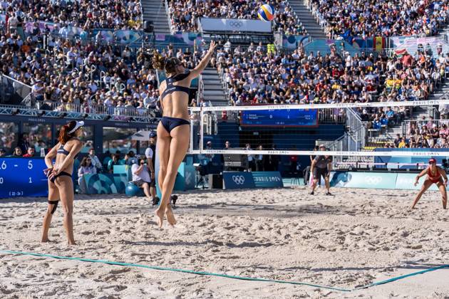 July 28, 2024, Paris, Ile de France, France: VALENTINA GOTTARDI (ITA) serves to Team Spain (ESP) in the Preliminary Phase - Pool A Beach volleyball, Beachvolleyball at the Stade Tour Eiffel stadium during the Paris Olympics 2024 in Paris, France. Paris France - ZUMAa161 20240728_oly_a161_003 Copyright: xWalterxArcex