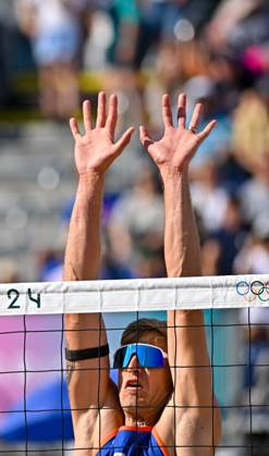 Olympic Games Beach Volleyball Paris 28 07 2024 Preliminary round, men, NED vs ITA, Steven Van De Velde in the block Copyright: xBEAUTIFULxSPORTS TomxBlochx