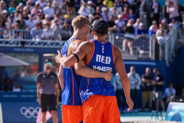 2024-07-28 Beach Volleybal - Olympic Games, Olympische Spiele, Olympia, OS Paris 2024 - Day 2 PARIS, FRANCE - JULY 28: Matthew Immers of the Netherlands celebrates with Steven van de Velde competing in the Men s Preliminary Phase during Day 2 of Beach Volleybal - Olympic Games Paris 2024 at Eiffel Tower Stadium on July 28, 2024 in Paris, France. (Photo by Joris Verwijst BSR Agency) Paris France Content not available for redistribution in The Netherlands directly or indirectly through any third parties. Copyright: xBSRxAgencyx