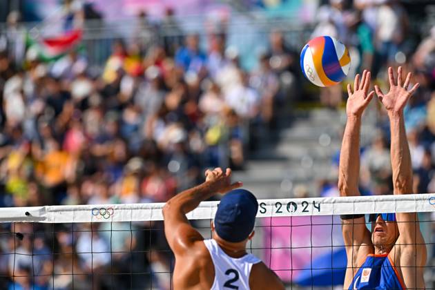 Olympic Games Beach Volleyball Paris 28 07 2024 Preliminary round, men, NED vs ITA, Steven Van De Velde, in the block against 2 Alex Ranghieri ITA , Copyright: xBEAUTIFULxSPORTS TomxBlochx