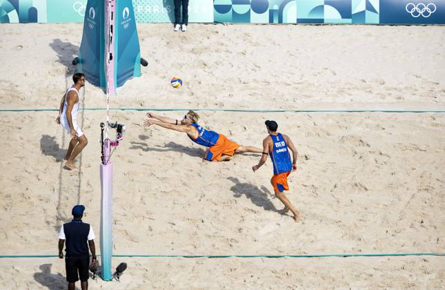 PARIS - Steven van de Velde and Matthew Immers (R) in action against Alex Ranghieri (L) during the men s Beach volleyball, Beachvolleyball group match between the Netherlands and Italy during the Olympic Games, Olympische Spiele, Olympia, OS in France. ANP KOEN VAN WEEL xVIxANPxSportx xxANPxIVx 504419018 originalFilename: 504419018.jpg