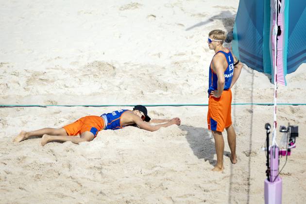 PARIS - Steven van de Velde and Matthew Immers (L) after the group match of the men s Beach volleyball, Beachvolleyball between the Netherlands and Italy during the Olympic Games, Olympische Spiele, Olympia, OS in France. ANP KOEN VAN WEEL xVIxANPxSportx xxANPxIVx 504421112 originalFilename: 504421112.jpg
