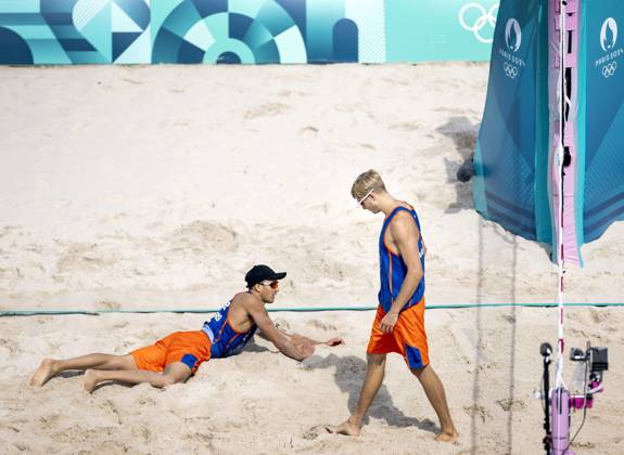 PARIS - Steven van de Velde and Matthew Immers (L) after the group match of the men s Beach volleyball, Beachvolleyball between the Netherlands and Italy during the Olympic Games, Olympische Spiele, Olympia, OS in France. ANP KOEN VAN WEEL xVIxANPxSportx xxANPxIVx 504421514 originalFilename: 504421514.jpg