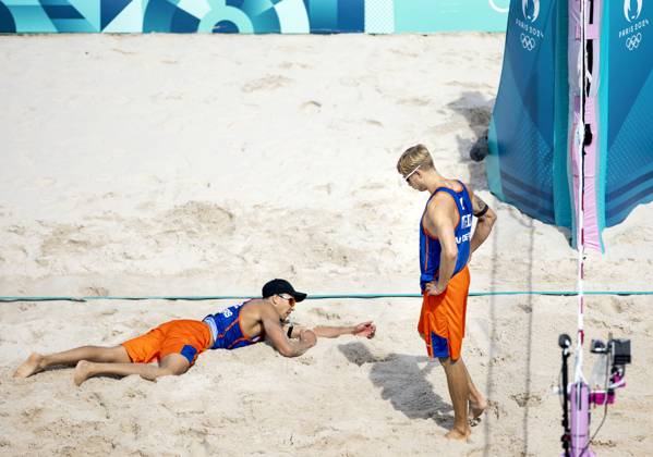 PARIS - Steven van de Velde and Matthew Immers (L) after the group match of the men s Beach volleyball, Beachvolleyball between the Netherlands and Italy during the Olympic Games, Olympische Spiele, Olympia, OS in France. ANP KOEN VAN WEEL xVIxANPxSportx xxANPxIVx 504421520 originalFilename: 504421520.jpg