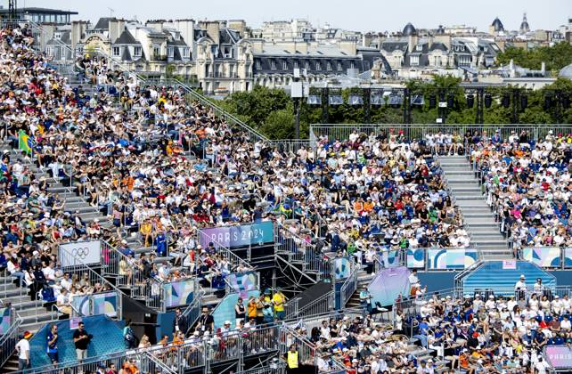 PARIS - Audience during the men s Beach volleyball, Beachvolleyball group match between the Netherlands and Italy during the Olympic Games, Olympische Spiele, Olympia, OS in France. ANP KOEN VAN WEEL xVIxANPxSportx xxANPxIVx 504423535 originalFilename: 504423535.jpg