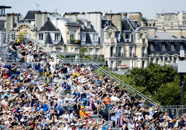 PARIS - Audience during the men s Beach volleyball, Beachvolleyball group match between the Netherlands and Italy during the Olympic Games, Olympische Spiele, Olympia, OS in France. ANP KOEN VAN WEEL xVIxANPxSportx xxANPxIVx 504423546 originalFilename: 504423546.jpg