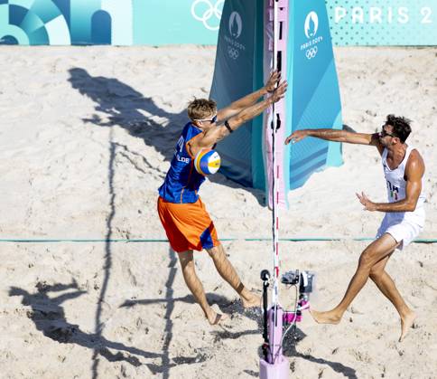 PARIS - Steven van de Velde in action against Alex Ranghieri (R) during the group match of the men s Beach volleyball, Beachvolleyball between the Netherlands and Italy during the Olympic Games, Olympische Spiele, Olympia, OS in France. ANP KOEN VAN WEEL xVIxANPxSportx xxANPxIVx 504423688 originalFilename: 504423688.jpg