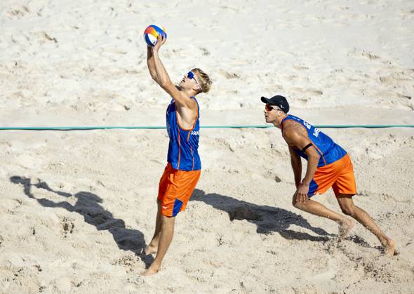 PARIS - Steven van de Velde and Matthew Immers (R) during the group match of the men s Beach volleyball, Beachvolleyball between the Netherlands and Italy during the Olympic Games, Olympische Spiele, Olympia, OS in France. ANP KOEN VAN WEEL xVIxANPxSportx xxANPxIVx 504424041 originalFilename: 504424041.jpg
