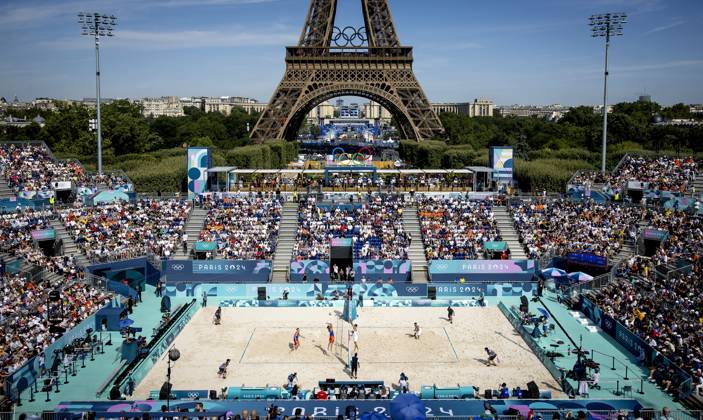 PARIS - Steven van de Velde and Matthew Immers in action against Alex Ranghieri and Adrian Ignacio Carambula Raurich during the men s Beach volleyball, Beachvolleyball group match between the Netherlands and Italy during the Olympic Games, Olympische Spiele, Olympia, OS in France. ANP KOEN VAN WEEL xVIxANPxSportx xxANPxIVx 504424054 originalFilename: 504424054.jpg