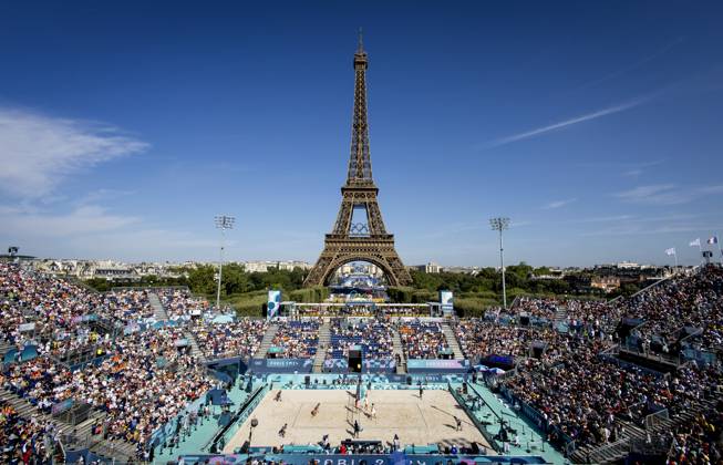 PARIS - Steven van de Velde and Matthew Immers in action against Alex Ranghieri and Adrian Ignacio Carambula Raurich during the men s Beach volleyball, Beachvolleyball group match between the Netherlands and Italy during the Olympic Games, Olympische Spiele, Olympia, OS in France. ANP KOEN VAN WEEL xVIxANPxSportx xxANPxIVx 504424494 originalFilename: 504424494.jpg