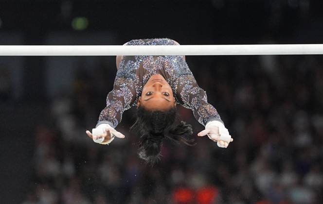 July 28 2024: Simone Biles (United States of America) competes during the uneven bars at Bercy Arena, Paris, France. CSM. Paris France - ZUMAc04_ 20240728_zma_c04_213 Copyright: xUlrikxPedersenx