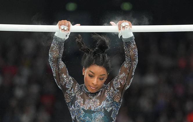 July 28 2024: Simone Biles (United States of America) competes during the uneven bars at Bercy Arena, Paris, France. CSM. Paris France - ZUMAc04_ 20240728_zma_c04_224 Copyright: xUlrikxPedersenx