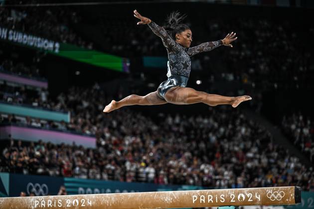 (240728) -- PARIS, July 28, 2024 -- Simone Biles of the United States competes in the balance beam event of the artistic gymnastics women s qualification match during the Paris 2024 Olympic Games, Olympische Spiele, Olympia, OS at Bercy Arena in Paris, France, July 28, 2024. Liu Dawei) (PARIS2024)FRANCE-PARIS-OLY-ARTISTIC GYMNASTICS liudawei