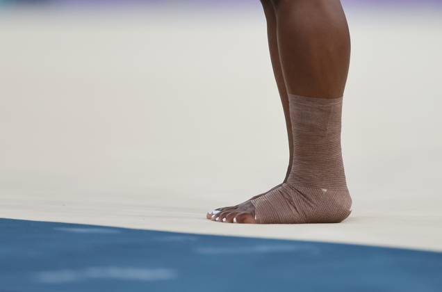 (240728) -- PARIS, July 28, 2024 -- Simone Biles of the United States is pictured as she got injured during her warm-up before the floor exercise event of the artistic gymnastics women s qualification match during the Paris 2024 Olympic Games, Olympische Spiele, Olympia, OS at Bercy Arena in Paris, France, July 28, 2024. Cao Can) (PARIS2024)FRANCE-PARIS-OLY-ARTISTIC GYMNASTICS CaoCan