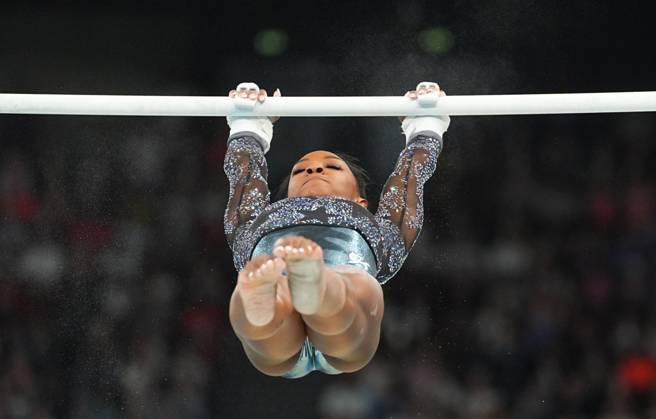 July 28 2024: Simone Biles (United States of America) competes during the uneven bars at Bercy Arena, Paris, France. CSM. Paris France - ZUMAc04_ 20240728_zma_c04_187 Copyright: xUlrikxPedersenx