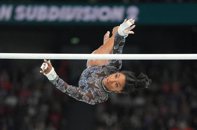 July 28 2024: Simone Biles (United States of America) competes during the uneven bars at Bercy Arena, Paris, France. CSM. Paris France - ZUMAc04_ 20240728_zma_c04_210 Copyright: xUlrikxPedersenx