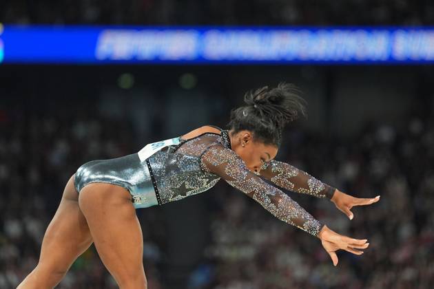 July 28 2024: Simone Biles (United States of America) competes during the balance beam at Bercy Arena, Paris, France. CSM. Paris France - ZUMAc04_ 20240728_zma_c04_036 Copyright: xUlrikxPedersenx