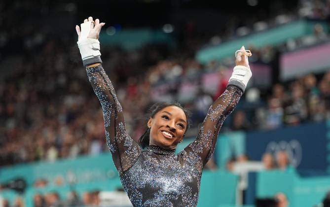 July 28 2024: Simone Biles (United States of America) competes during the uneven bars at Bercy Arena, Paris, France. CSM. Paris France - ZUMAc04_ 20240728_zma_c04_192 Copyright: xUlrikxPedersenx