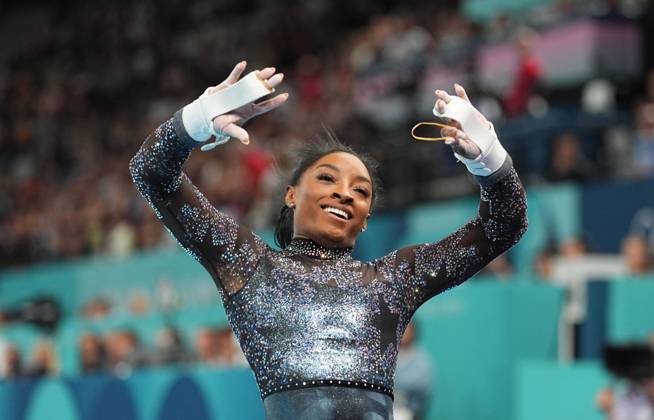 July 28 2024: Simone Biles (United States of America) competes during the uneven bars at Bercy Arena, Paris, France. CSM. Paris France - ZUMAc04_ 20240728_zma_c04_206 Copyright: xUlrikxPedersenx