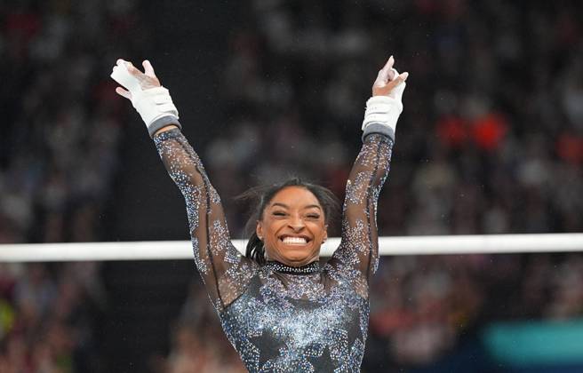July 28 2024: Simone Biles (United States of America) competes during the uneven bars at Bercy Arena, Paris, France. CSM. Paris France - ZUMAc04_ 20240728_zma_c04_216 Copyright: xUlrikxPedersenx